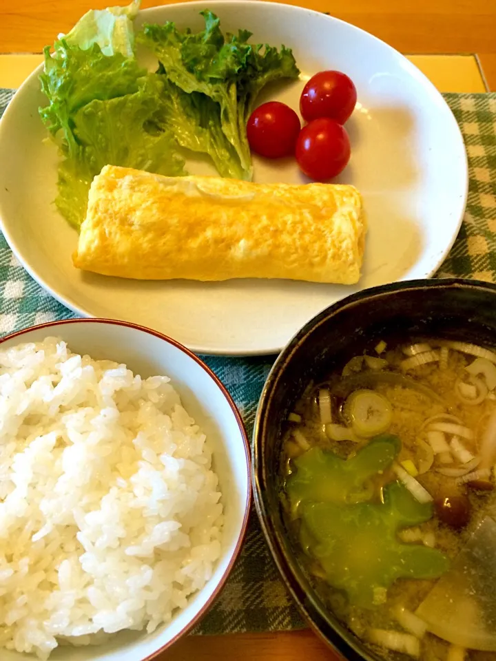 Snapdishの料理写真:出汁巻き、残り野菜味噌汁で、朝ご飯|hiromangeさん