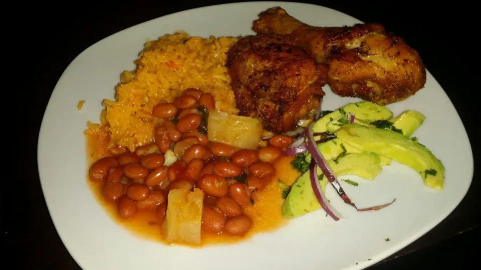 Cooked Dinner for my daughter Chicken rice and beans on the side with avocado red onion salad|Frank Ortizさん