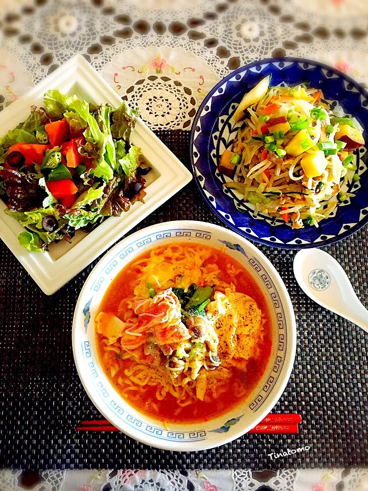 Snapdishの料理写真:辛ラーメン、さつまいも入り野菜炒め、トマトとオクラのサラダ！|Tina Tomoko😋さん