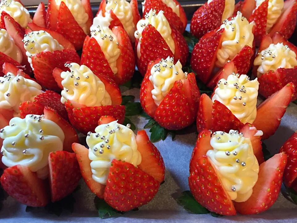 Cream cheese filled strawberries|madcarさん