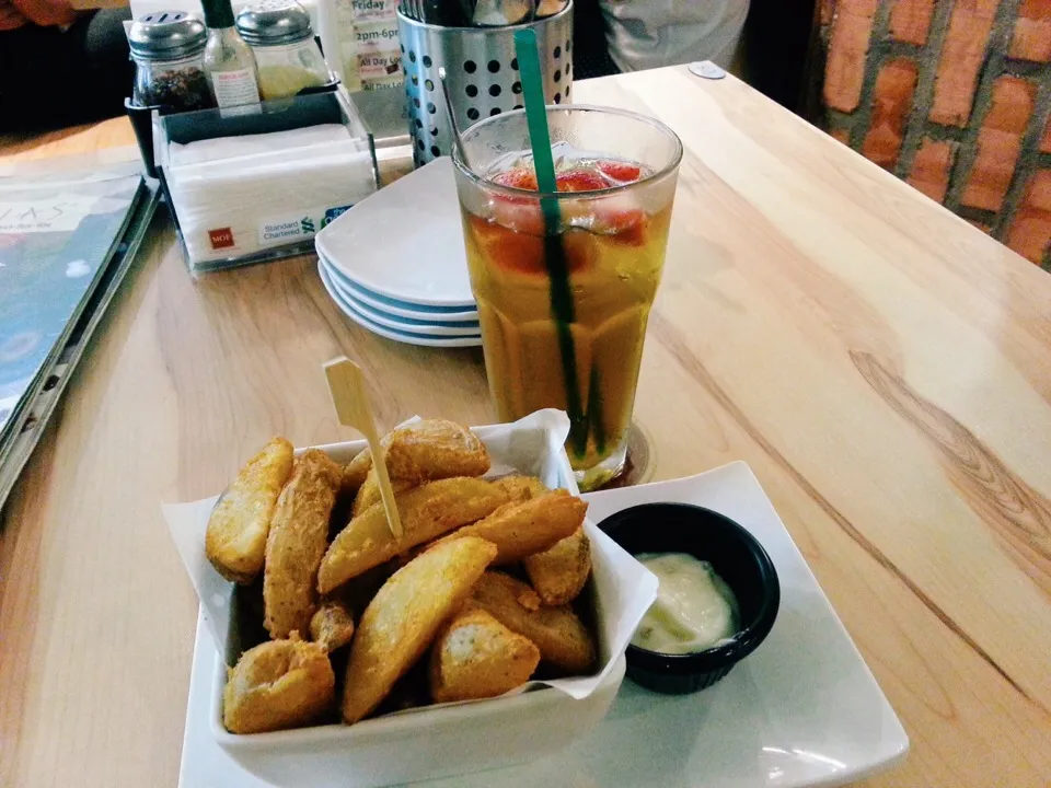 Potato Wedges • Iced Strawberry Tea|Justinaさん