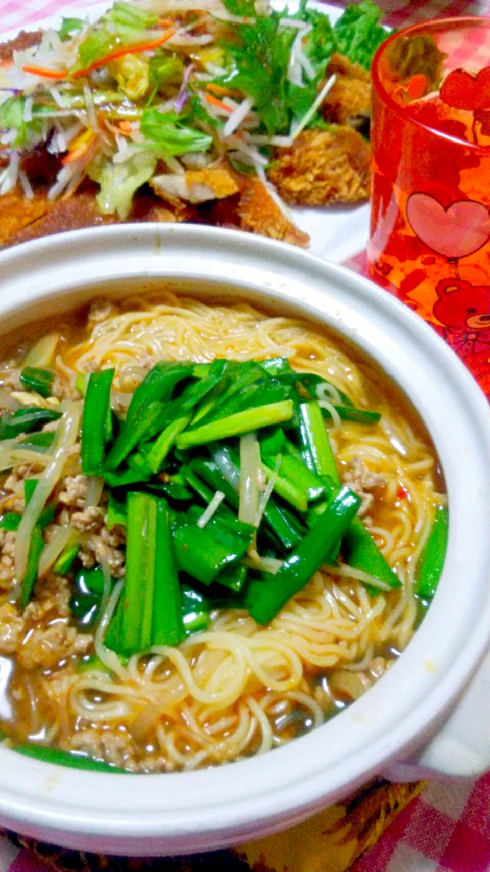 Snapdishの料理写真:台湾ラーメン(豚挽肉･もやし･にら･にんにく･生姜･味仙スープ)、チキンカツサラダのせ(鶏胸肉･ミックスサラダ)|まあるさん