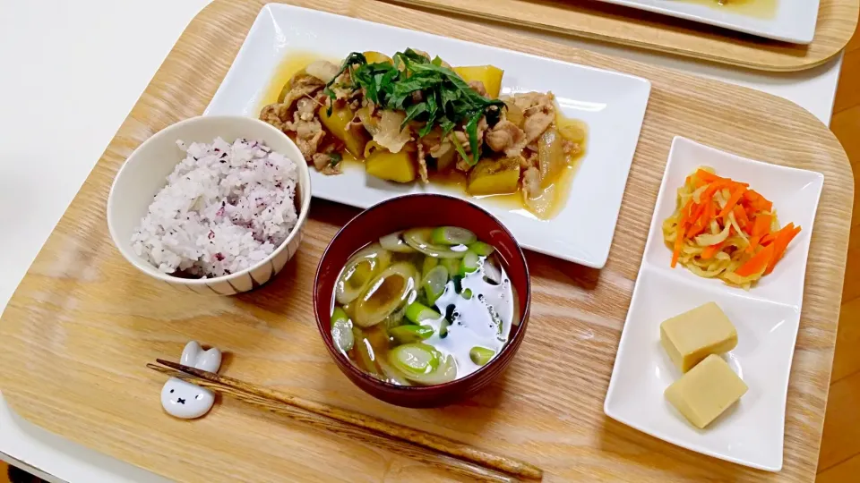 今日の夕食 肉じゃが、切り干し大根の煮物、高野豆腐の煮物、ゆかりご飯、味噌汁|pinknari🐰🌈さん