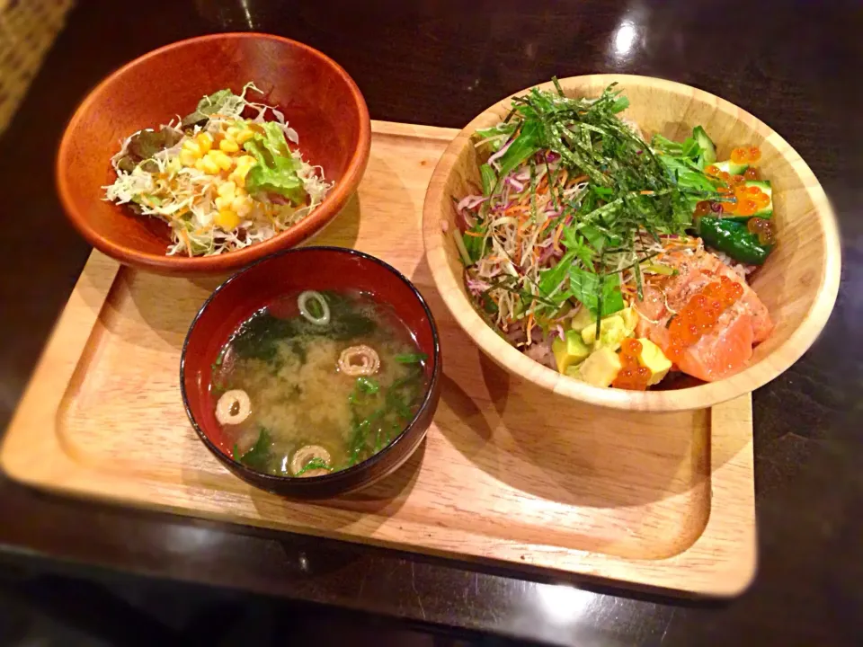 Snapdishの料理写真:サーモンとアボカド丼😋|千愛さん