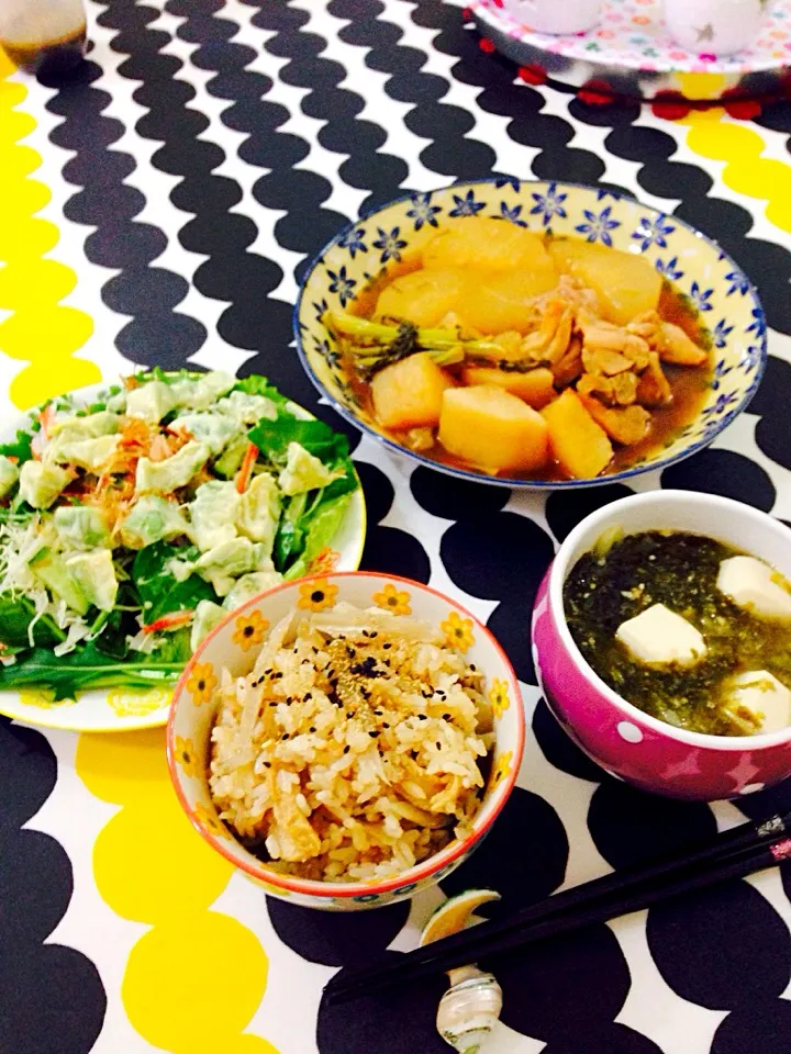 炊き込みご飯・あおさと豆腐と玉ねぎの味噌汁＊大根長芋とり肉の煮物・ミニサラダにアボガドの辛子マヨのっけ|tommyさん