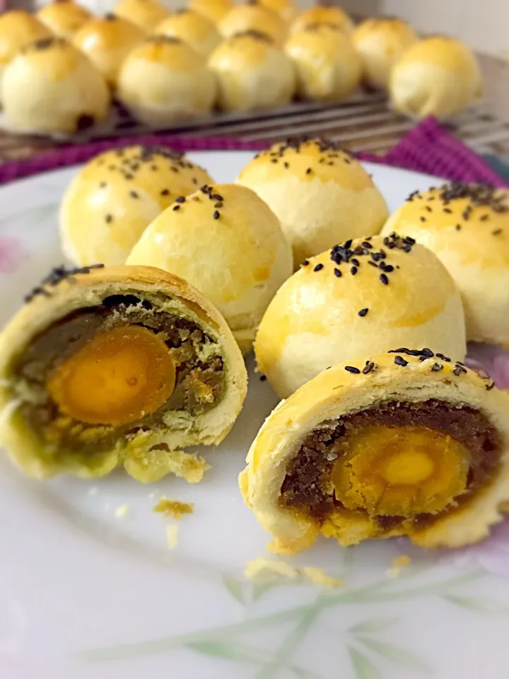 Today I made Coffee and green tea pastry moon cakes|Lucy Ithさん