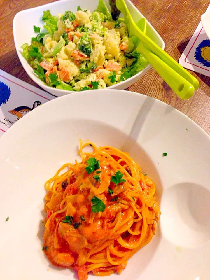 チキンときのこのトマトクリームパスタ🍝茹で野菜のポテトサラダ🍀|まみりんごさん