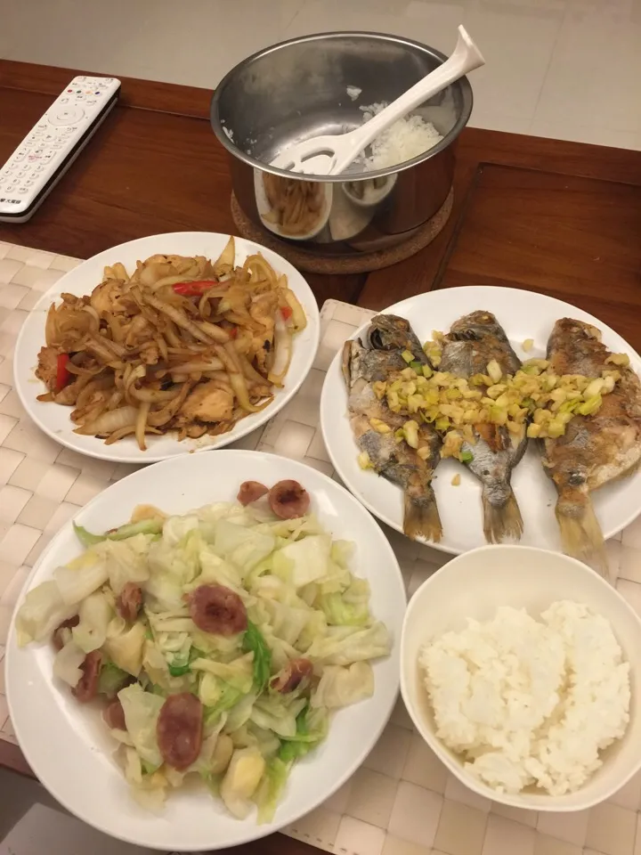 Snapdishの料理写真:Fried fish with garlic and green onion + Onion chicken + Broccoli with sausage|YCさん