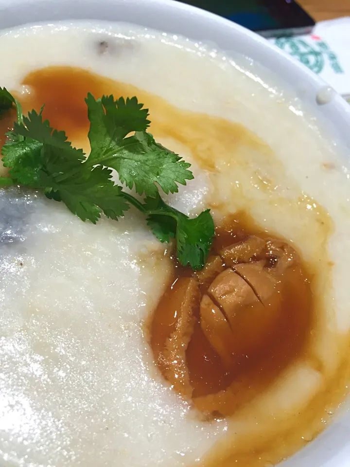 Snapdishの料理写真:Tim Ho Wan Abalone & chicken porridge|hweeyhさん