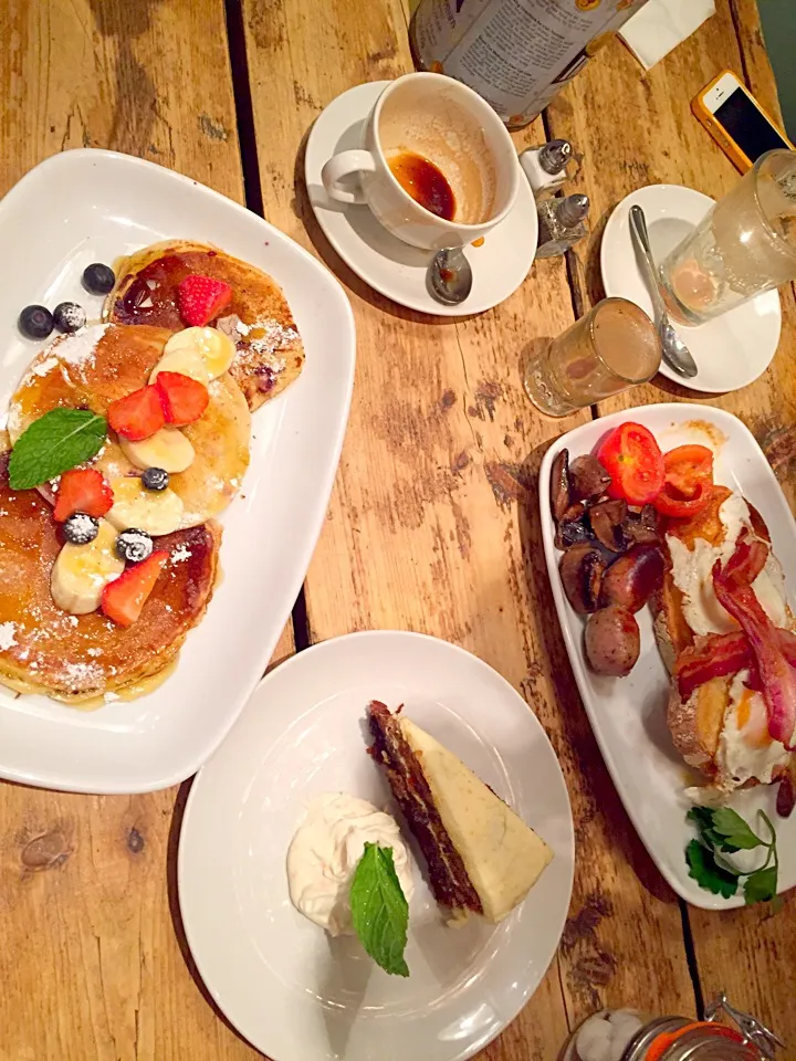 Pancake with fresh fruit and carrot cake|PhUnGさん