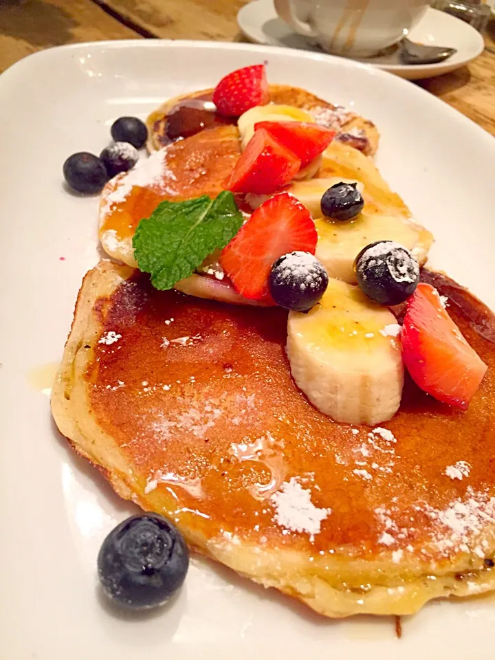 Pancake with fresh fruit and carrot cake|PhUnGさん