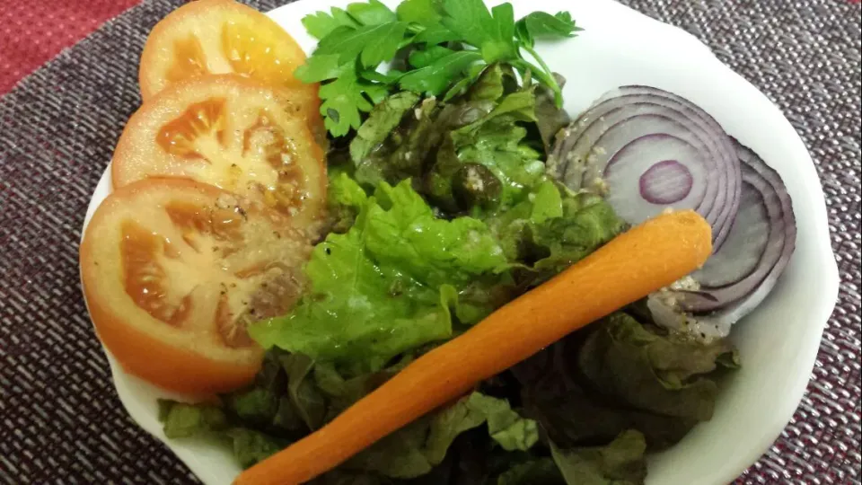 Salad     #redleaflettuce #carrot #carrot #redonion #vinaigrette|Culinary Kissesさん