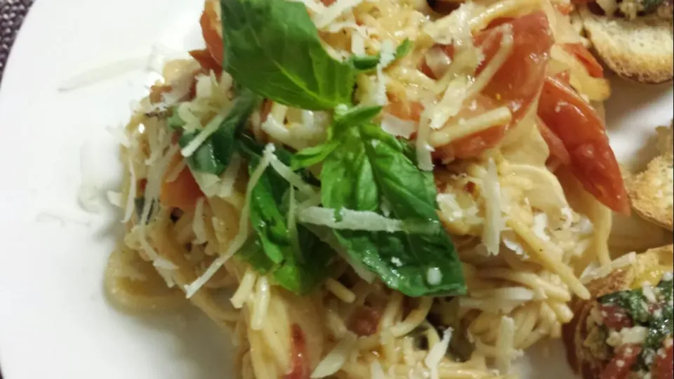 Quick spaghetti    #spaghetti #garlic #basil #parmesan #tomato|Culinary Kissesさん