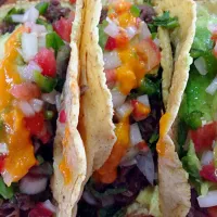 #almuerzo #comida #cena a cualquier hora del día unos ricos taquitos de carne asada con pico de gallo y salsa verde o roja.|fabiolaさん