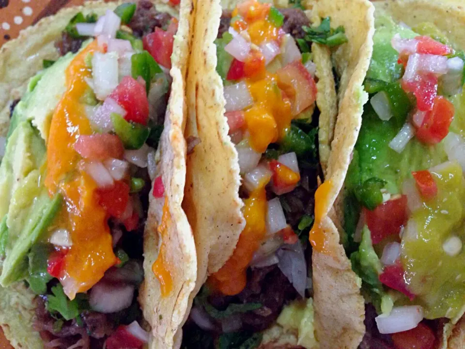 #almuerzo #comida #cena a cualquier hora del día unos ricos taquitos de carne asada con pico de gallo y salsa verde o roja.|fabiolaさん