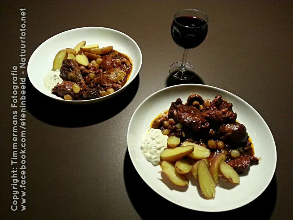 Coq au vin with a glass of wine|Frank&Jolanda - Eteninbeeldさん