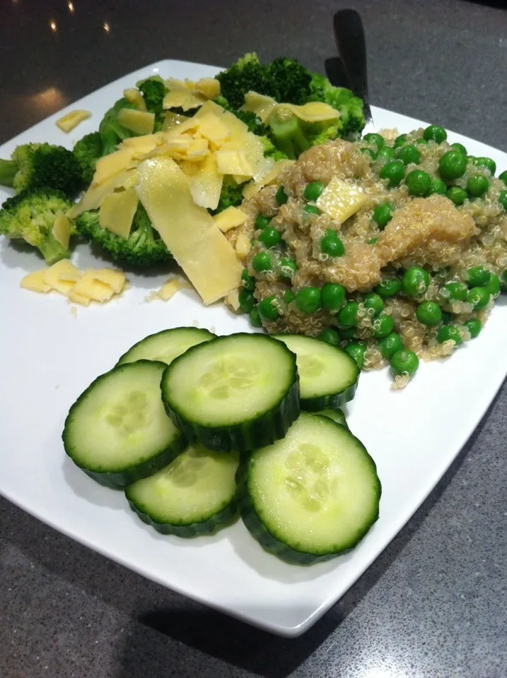 Greens!  Quinoa with coconut oil and peas with cheese topped broccoli and cucumber on the side x|🍓Jolejo🍓さん