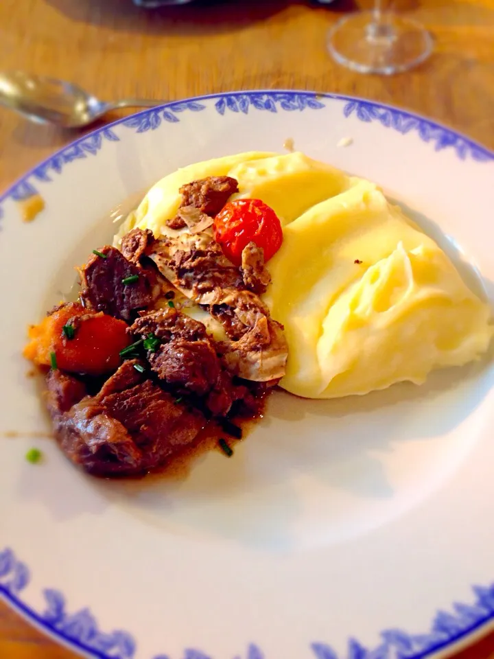 マッシュポテトと牛肉の赤ワイン煮込み|あっちさん