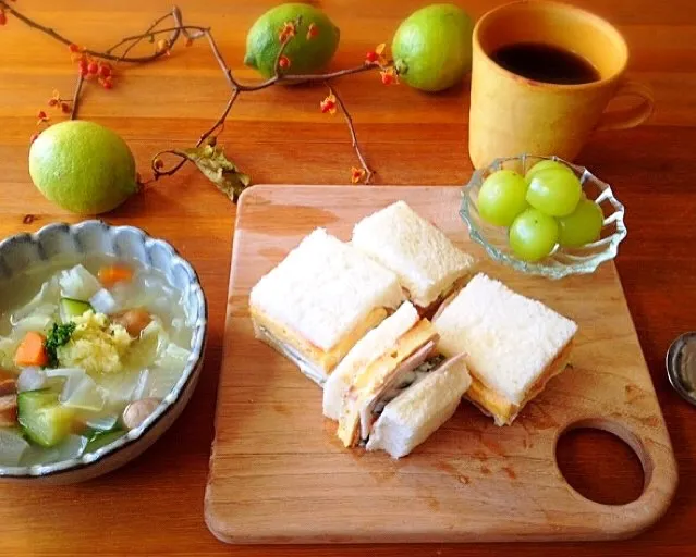 ミックスサンドイッチ🍀と野菜ごろごろスープde朝ごはん☺️|nono_miさん