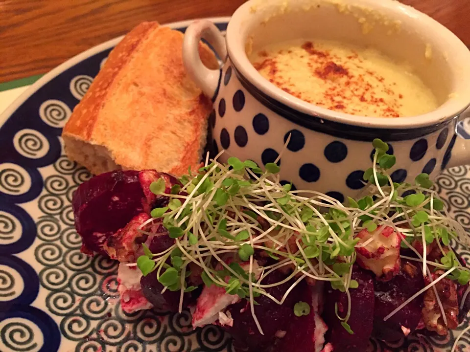 curried cauliflower soup with beet salad|Matthew Cashenさん