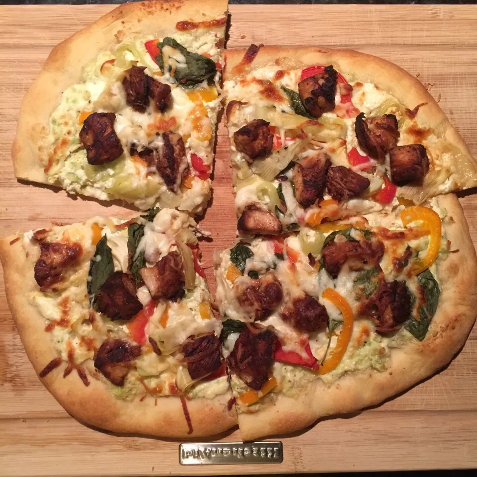 Pizza with Marinated Chicken, peppers, basil, garlic, artichoke and ricotta avocado sauce|Nancy Nawarat Wongsearayaさん