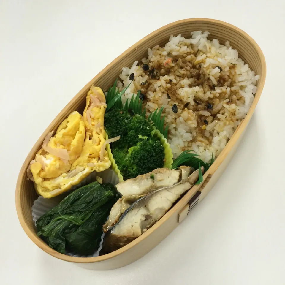 弁当（サバ照り焼き、ほうれん草お浸し、紅生姜入り玉子焼き、ブロッコリー、ふりかけ）|SasaMasa213さん