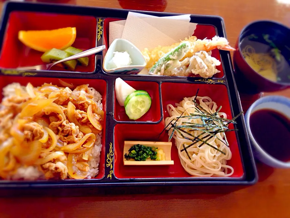 Snapdishの料理写真:本日ランチ もち豚丼 稲庭うどん 天婦羅三種 糠漬け お吸い物 フルーツのお弁当|K N 3さん