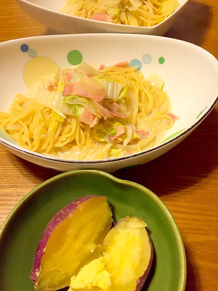 ベーコンと白菜の豆乳スープパスタ&くららちゃんの炊飯器焼き芋〜バターで戴きます♡|さくたえさん