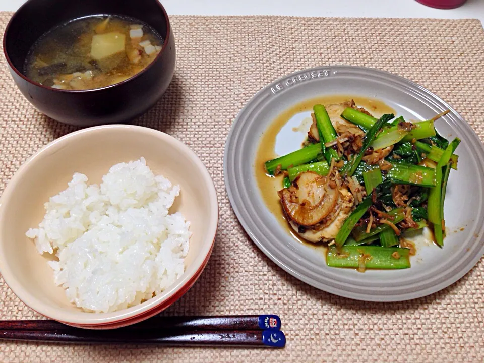 ホタテと小松菜の豆鼓炒め ブロッコリー茎舞茸ワカメの味噌汁|にゃろめさん