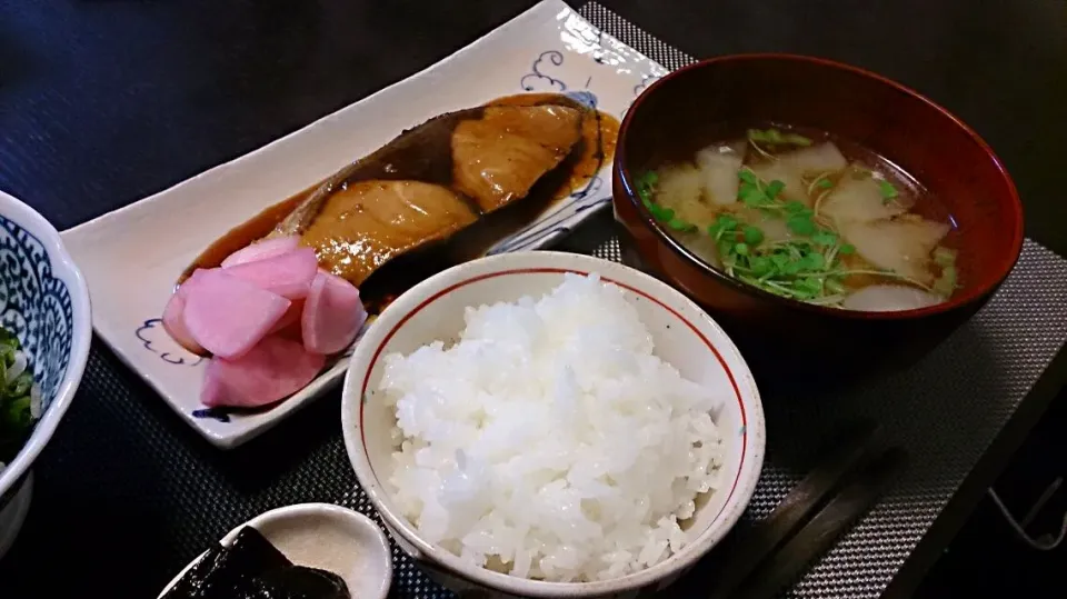 ぶりの照り焼きと大根のお味噌汁|akemi🐝さん