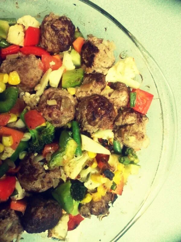 Snapdishの料理写真:baked meatballs & vegetables
野菜とミートボールのオーブン焼き|Yuka Ismithさん