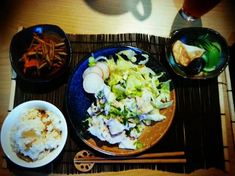 冷しゃぶサラダ、青菜とさつま揚げの煮びたし、きんぴらごぼう、炊き込みご飯の夕飯|Yuka Ismithさん