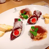 Snapdishの料理写真:カンノーリ、ティラミス、ビスコッティ|PizzaSyumoneさん