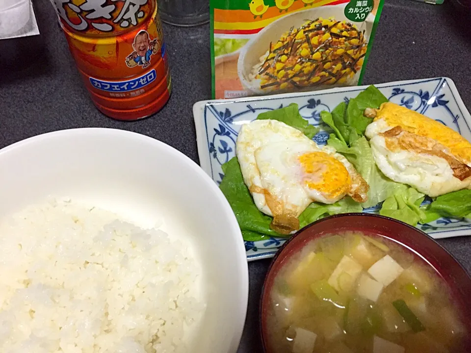 Snapdishの料理写真:豆腐ネギ味噌汁、のりまた、白米、野菜、目玉焼き|ms903さん