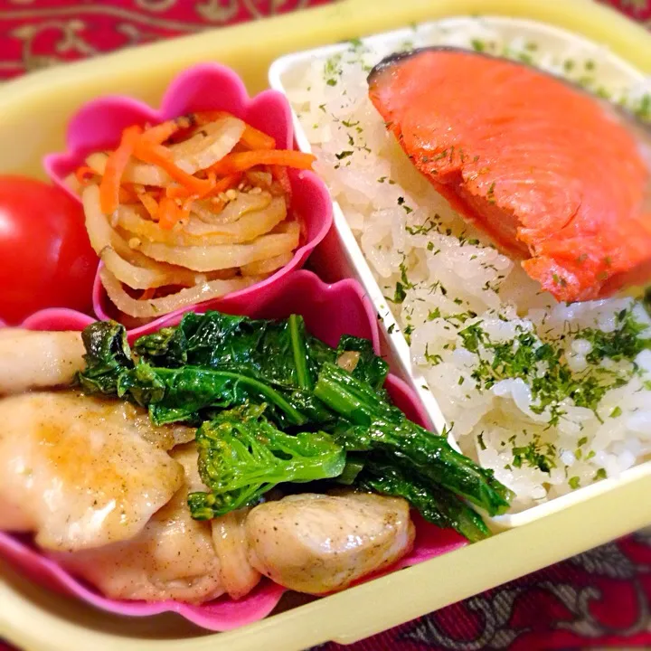 鶏ささみと菜花のオリーブオイルソテーと焼き鮭弁当|もえさん