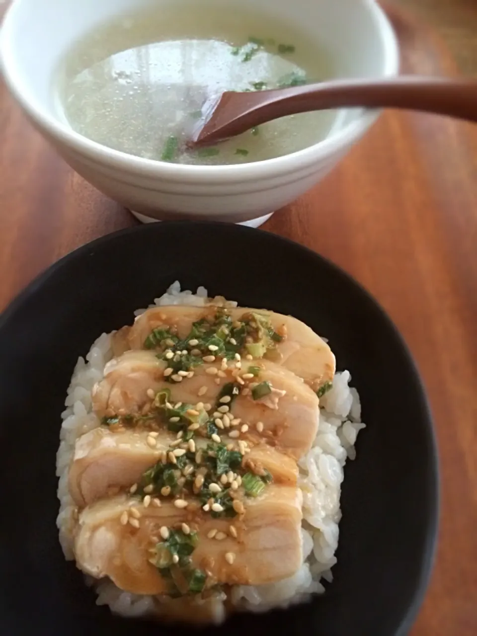 Snapdishの料理写真:鶏ハム胡麻だれ丼とスープ💕|acoさん