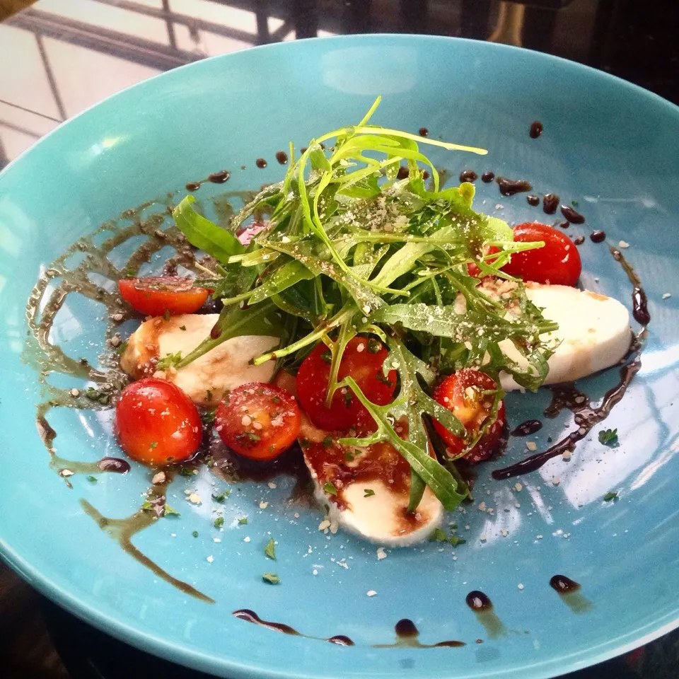 Fresh mozzarella & Rocket salad|Cartoon Chaiwanさん