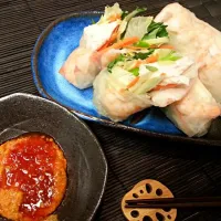 Snapdishの料理写真:Rice paper roll (prawn, chicken, cream cheese)
生春巻き(海老、鶏、クリームチーズ入り)|Yuka Ismithさん