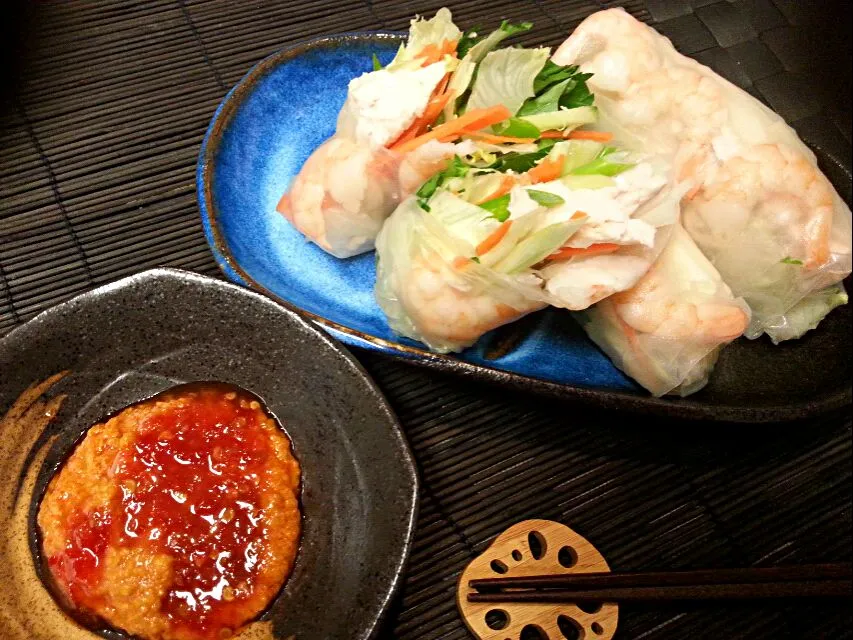 Snapdishの料理写真:Rice paper roll (prawn, chicken, cream cheese)
生春巻き(海老、鶏、クリームチーズ入り)|Yuka Ismithさん