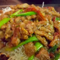 mongolian beef over fried rice noodles #foodie|Mercel Tiscorniaさん