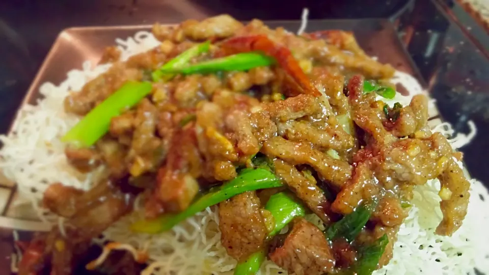 mongolian beef over fried rice noodles #foodie|Mercel Tiscorniaさん