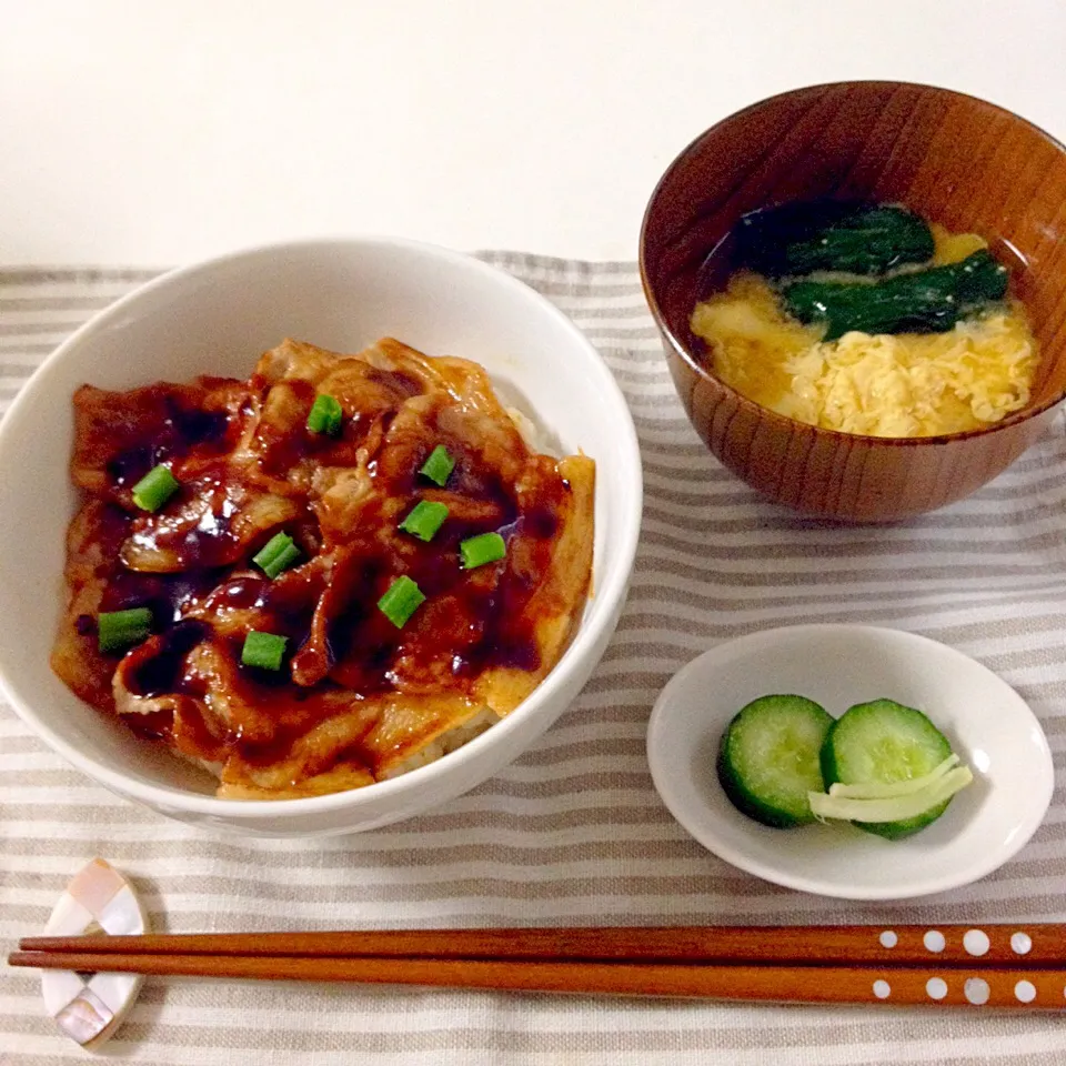 豚丼・きゅうりの浅漬け・お味噌汁(卵×ほうれん草)|Accaさん