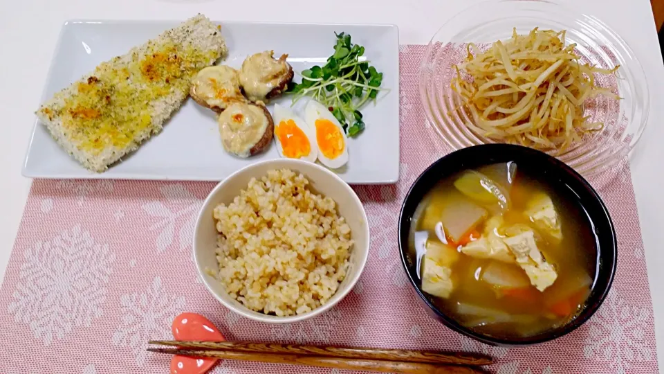 今日の夕食 鮪の香草パン粉焼き、椎茸のツナマヨ焼き、もやしのゴマ和え、玄米、けんちん汁|pinknari🐰🌈さん