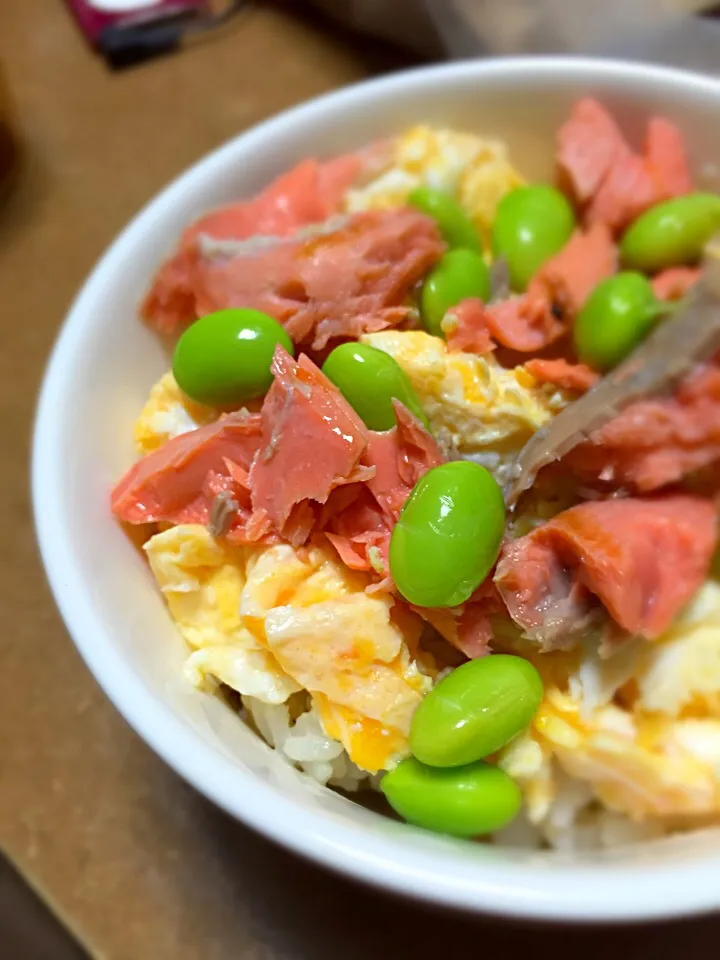 玉子・鮭・枝豆の三色丼|どかべんべんさん