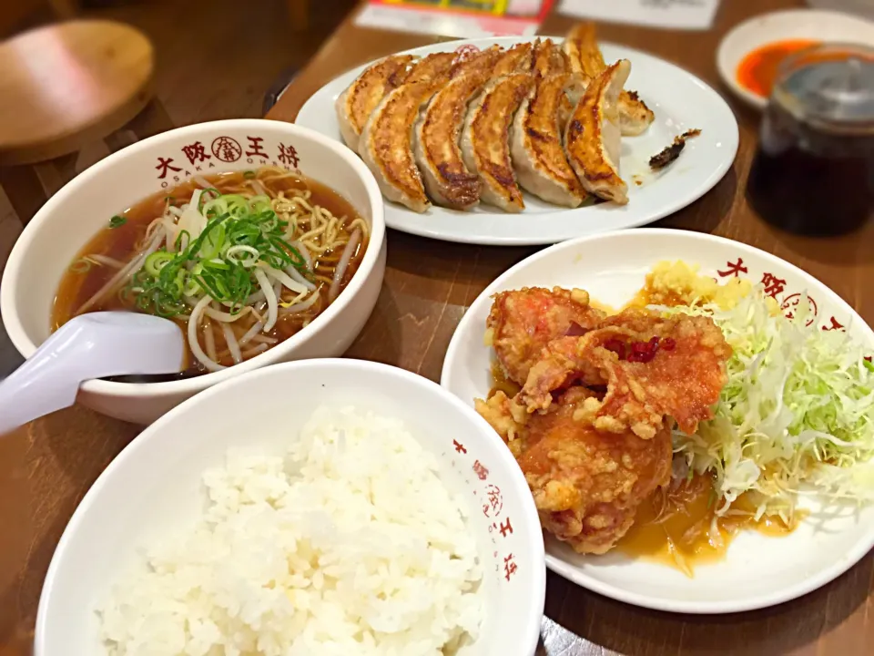 Snapdishの料理写真:大阪王将 ラーメン餃子セットダブルともんから3個|ddr3rdmixさん