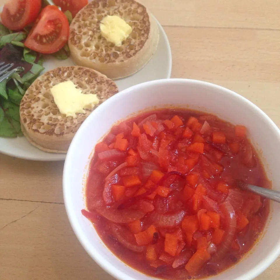 Red soup: Tomato, Beet root, Carrot, Onion.  Crumpets, Baby leaves salad|Meeさん