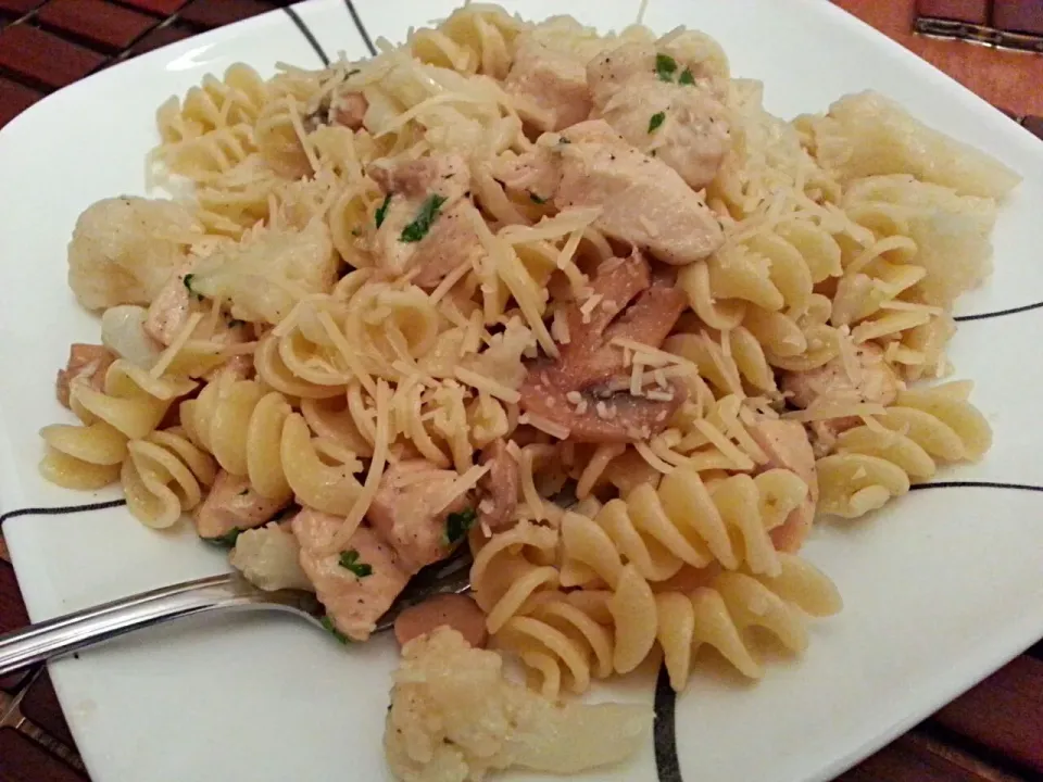 Rotelle with Chicken Breast, Roasted Cauliflower, Garlic, and Mushrooms|Melissa Marie Hallさん