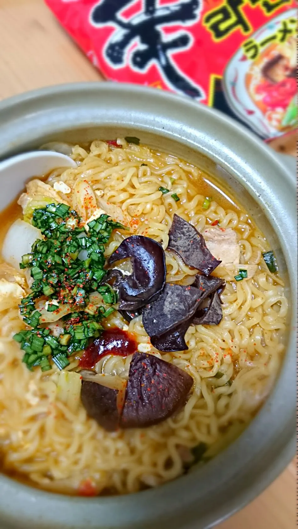 辛ラーメン に ニラ醤油♪   まずは てはじめに トッピング～～    😉✌|yucaxxxさん