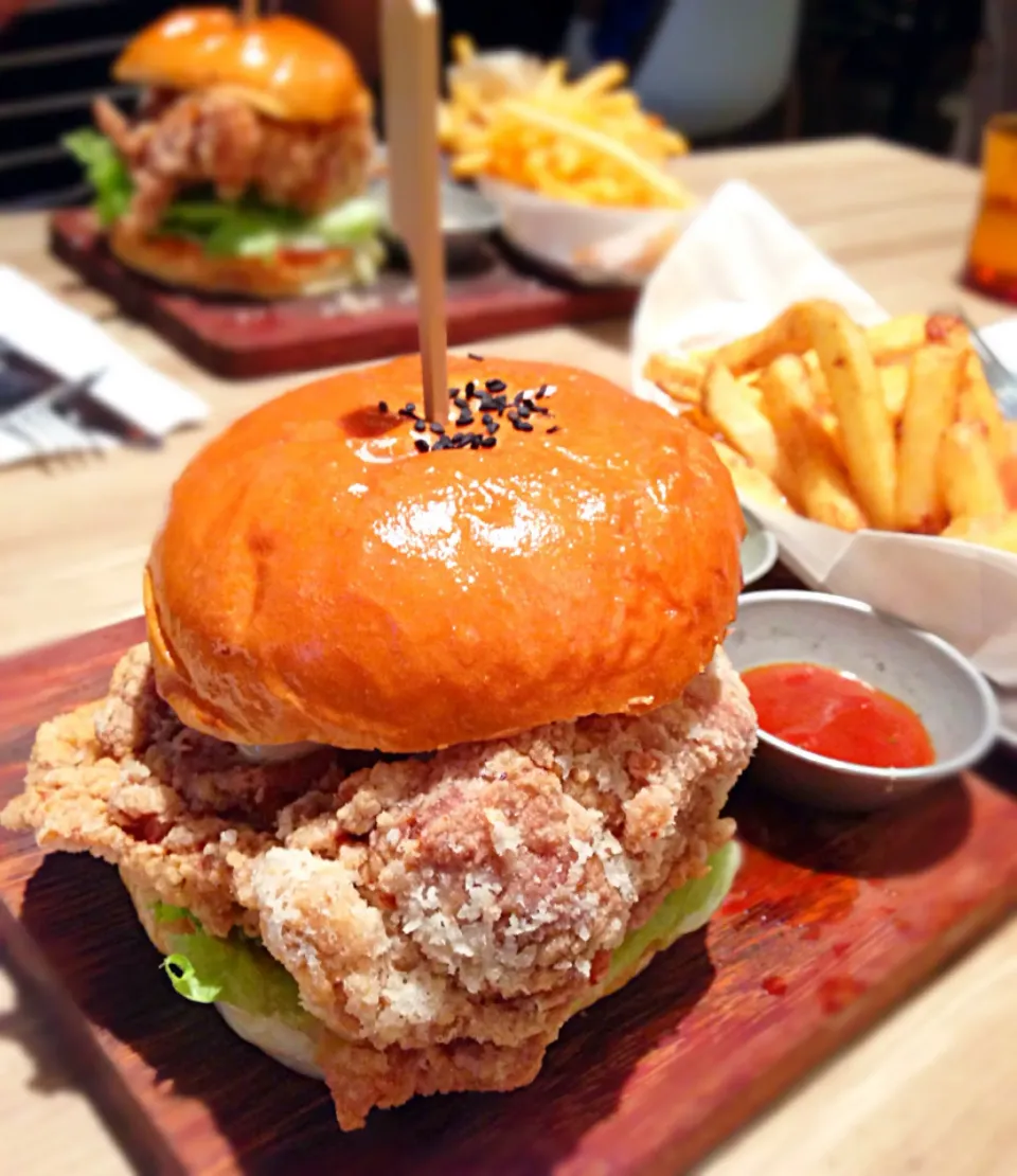 Snapdishの料理写真:Prawn paste chicken burger@Everything with Fries, Holland Village|coxiella24さん