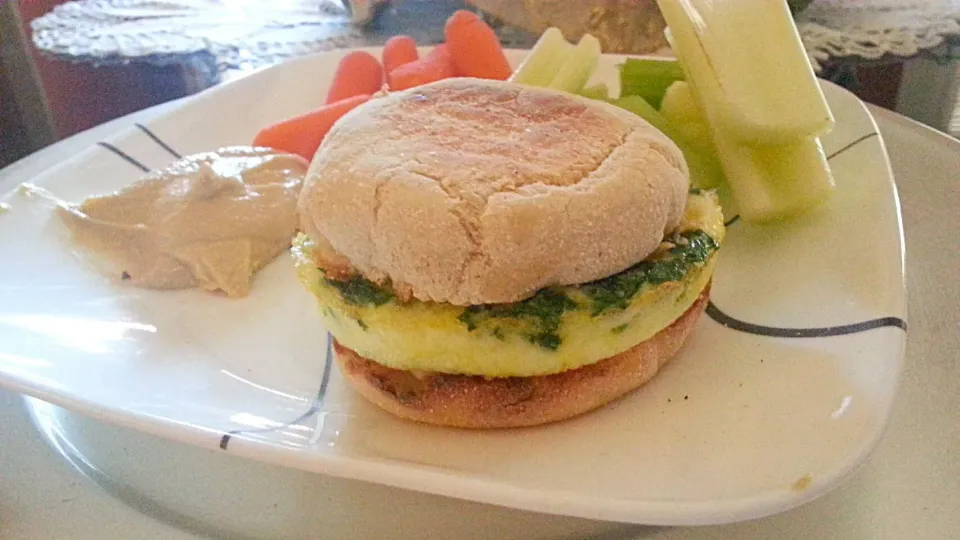 breakfast sandwhich for lunch #healthy #surpriseinthemiddle #eggwhited #spinach #hummus|bianca chibittyさん